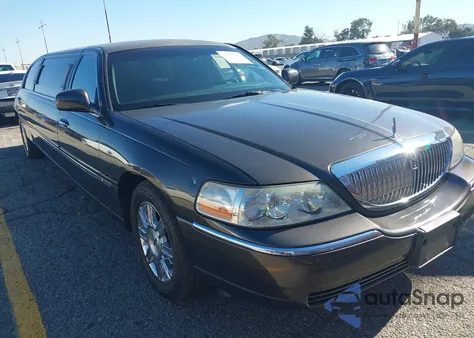 2008 Lincoln Town Car Executive z USA, uszkodzony, nr VIN 2L1FM88W98X635623